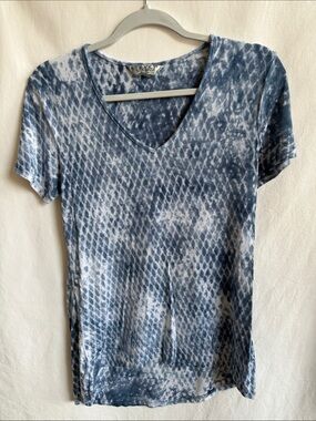 Tryst blue and white asymmetrical diamond print V-neck tee, size M